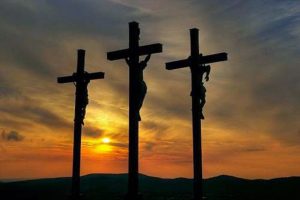  Deux criminels pendus à côté de Jésus le jour de Sa crucifixion.