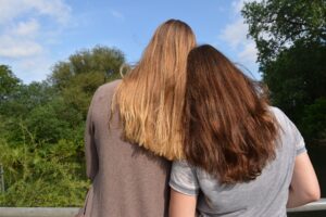 Christians should exercise righteous judgment toward others, not criticism that tears down.